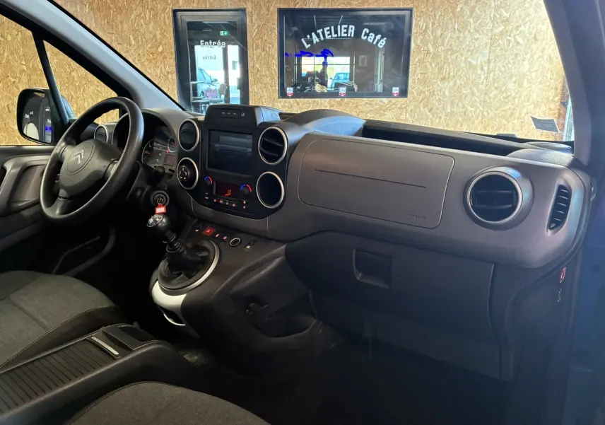 Intérieur avant droit du Citroën Berlingo Multispace 2017, tableau de bord noir avec volant et levier de vitesse manuel.