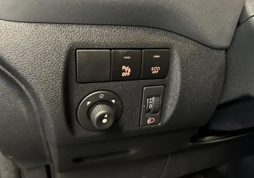Gros plan sur les commandes de tableau de bord noir du Citroën Berlingo Multispace 2017, boutons de réglage éclairage et désactivation ECO.