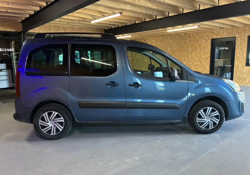Vue de profil côté droit d'un Citroën Berlingo Multispace bleu 2017 avec portes coulissantes et jantes alliage.