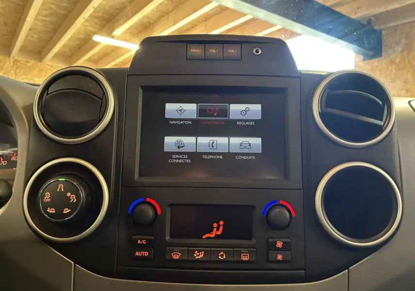 Vue rapprochée du tableau de bord noir du Citroën Berlingo Multispace 2017 avec écran tactile et commandes de climatisation.