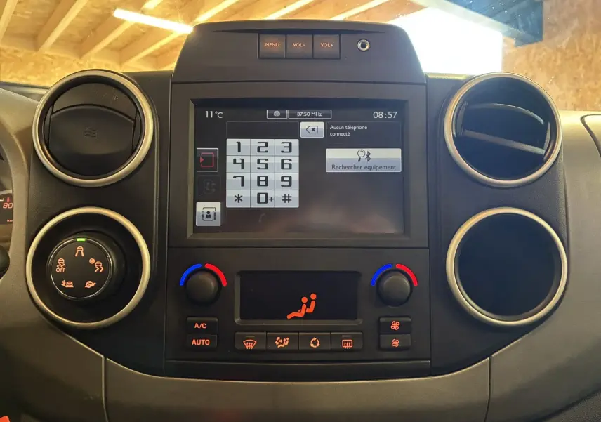 Vue rapprochée du tableau de bord du Citroën Berlingo Multispace 2017, avec écran tactile et commandes de climatisation.