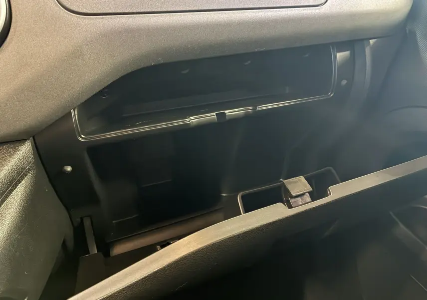 Vue rapprochée de la boîte à gants ouverte côté passager dans l’habitacle noir d’un Citroën Berlingo Multispace 2017.