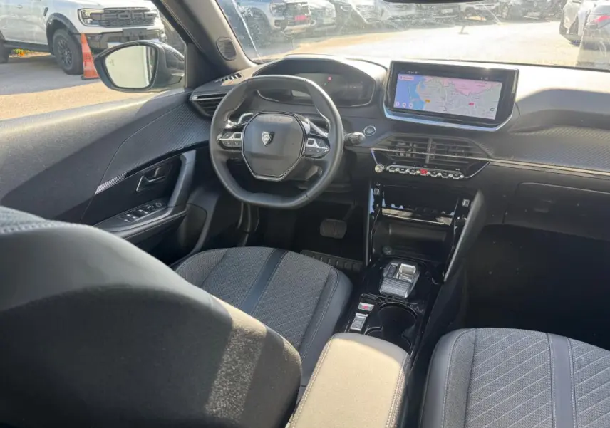 Intérieur du Peugeot 2008 Hybrid 136 Allure vu côté conducteur, avec volant compact et écran tactile central.