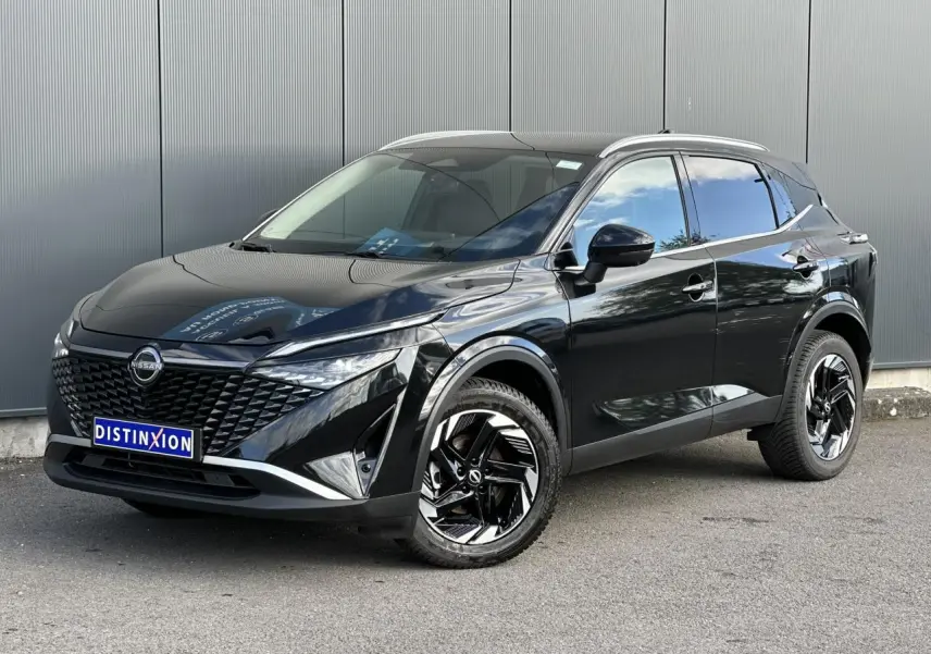 Nissan Qashqai noir nacré en 3/4 avant droit, avec jantes alliage noires et toit panoramique.