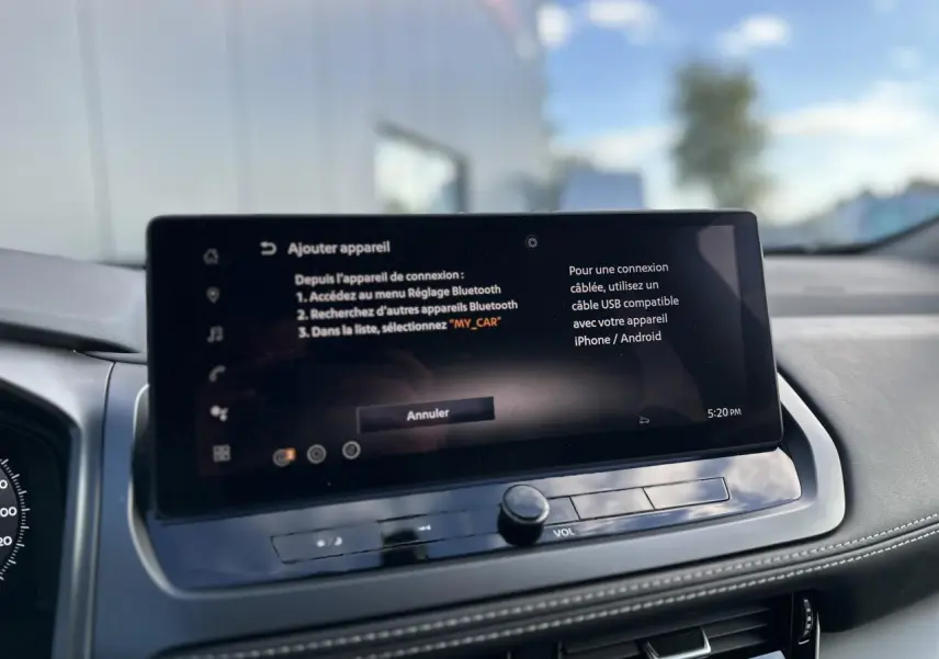 Écran tactile central du Nissan Qashqai 2025 affichant le menu Bluetooth, intérieur avec tableau de bord noir.