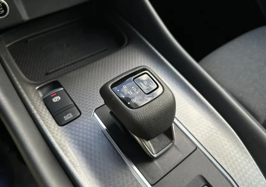 Gros plan sur le levier de vitesses automatique noir et la commande frein à main électrique du Nissan Qashqai 2025.