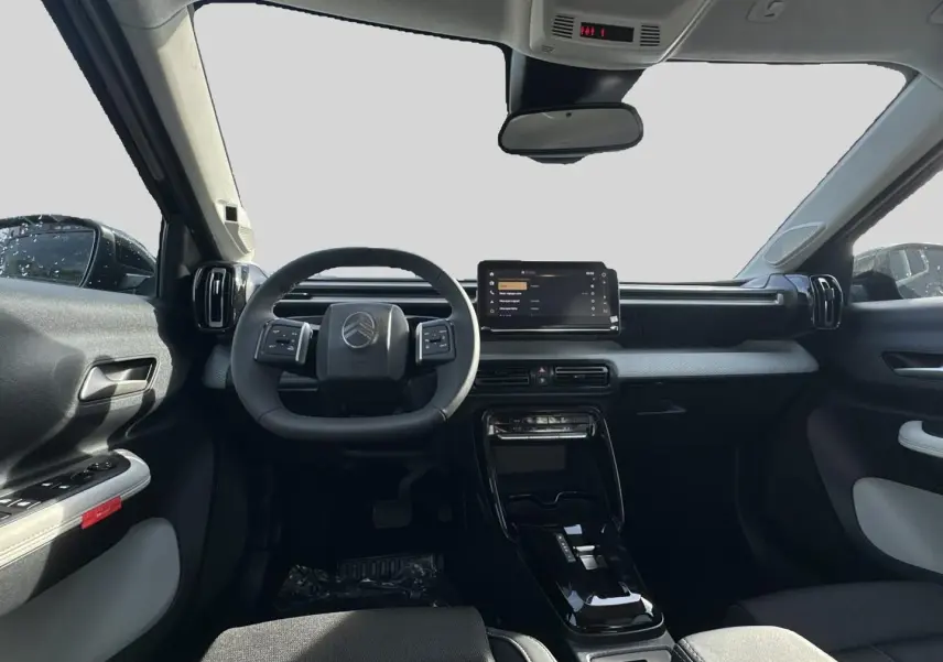 Intérieur avant du Citroën C3 Aircross 2026, vue du tableau de bord avec volant multifonction et écran tactile central.
