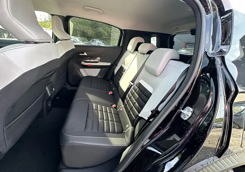 Vue intérieure côté droit sur la banquette arrière bicolore noire et beige du Citroën C3 Aircross noir 2026.