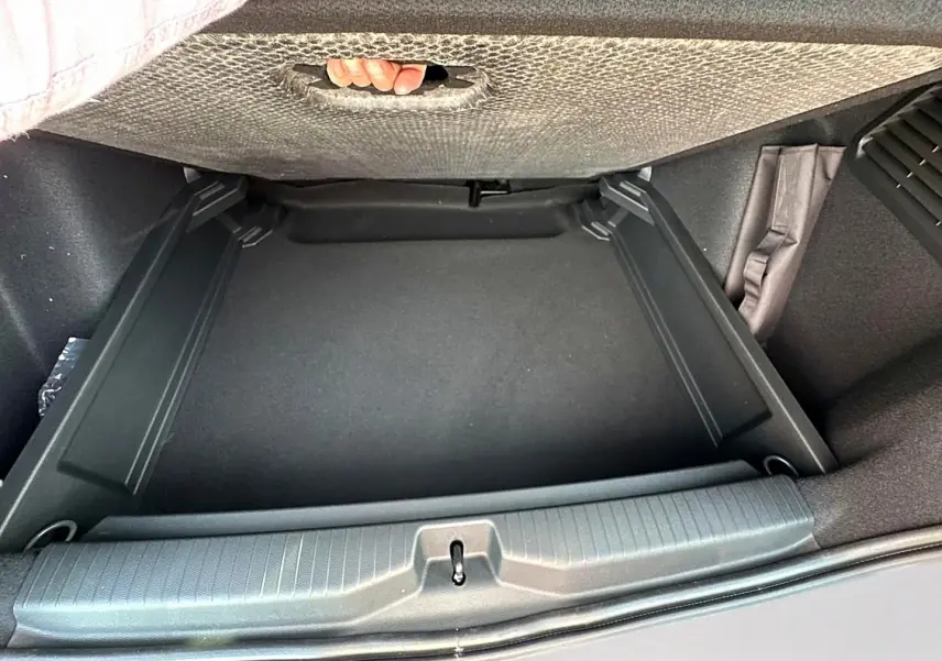 Vue plongeante sur le coffre noir du Citroën C3 Aircross 2026 avec plancher de coffre mobile relevé.