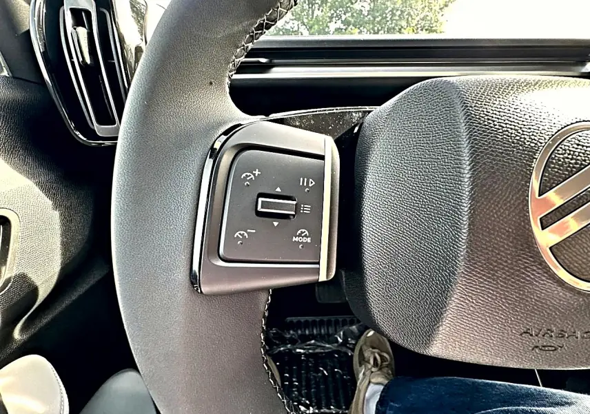 Gros plan sur la partie gauche du volant noir de la Citroën C3 Aircross 2026 avec commandes intégrées.