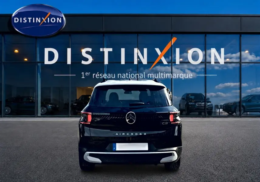 Vue arrière du Citroën C3 Aircross noir 2026, avec barres de toit blanches et feux arrière LED distinctifs.
