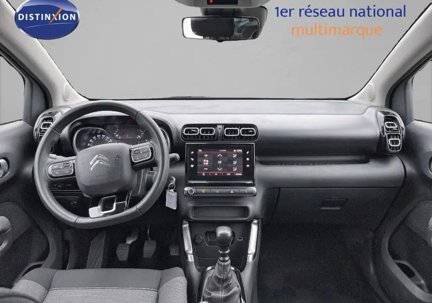 Vue intérieure avant du Citroën C3 Aircross 2023 noir perle, montrant le volant multifonction et la console centrale tactile.