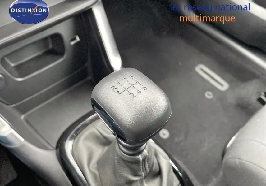 Le levier de vitesses manuel de la Citroën C3 Aircross 2023 en noir perle métal, vue rapprochée de la console centrale.