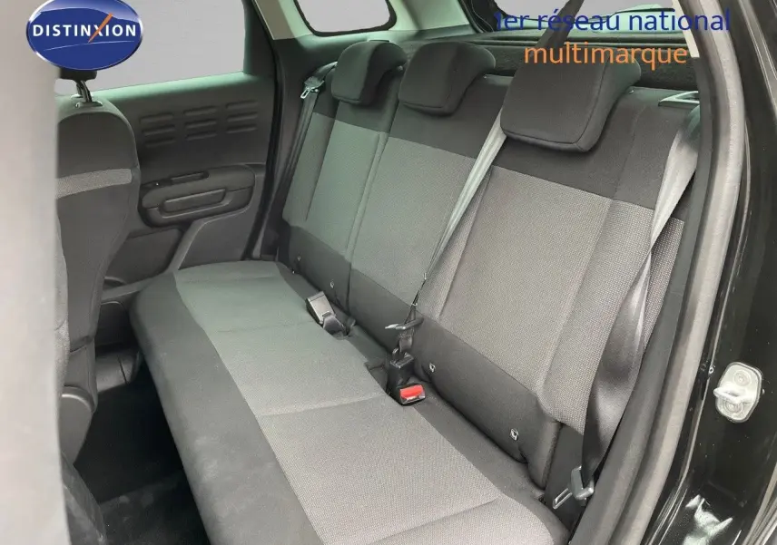 Vue intérieure montrant la banquette arrière en tissu gris et noir du Citroën C3 Aircross noir perle métal 2023.