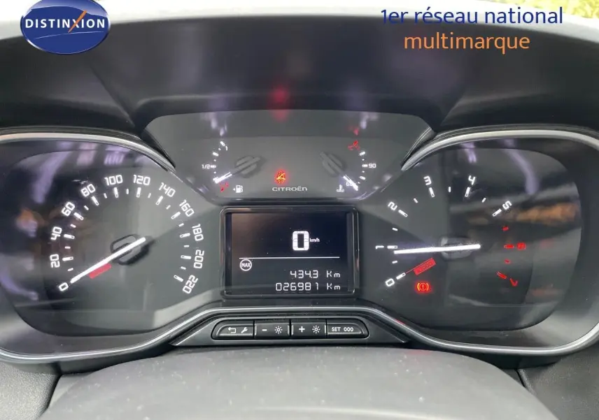 Tableau de bord du Citroën C3 Aircross 2023 montrant le compteur, le compte-tours et l'odomètre numérique.