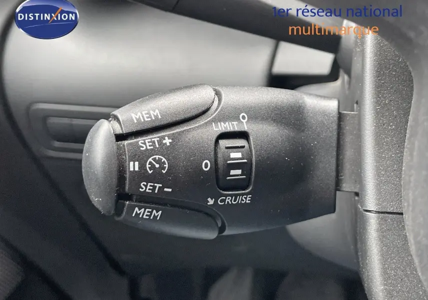 Commande de régulateur de vitesse noir en gros plan dans l'habitacle d'une Citroën C3 Aircross 2023.