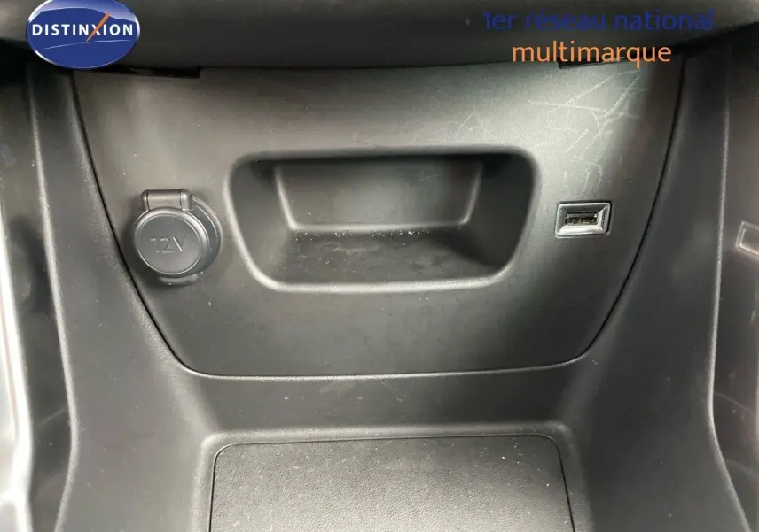 Prise 12V et port USB intégrés dans la console centrale noire du Citroën C3 Aircross 2023 finition Shine.