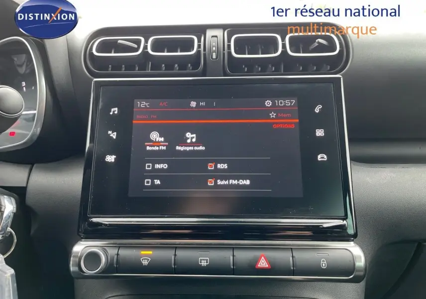 Écran tactile central et commandes de climatisation du tableau de bord du Citroën C3 Aircross noir perle 2023.