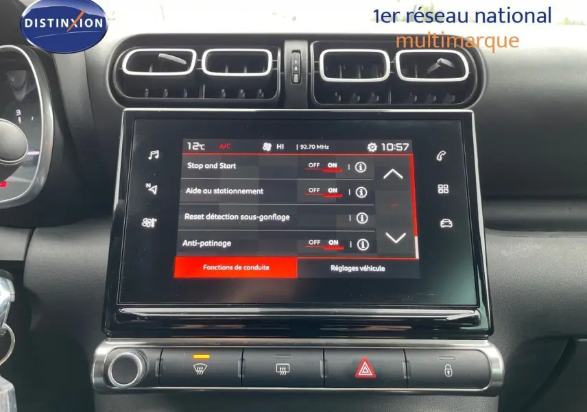 Vue rapprochée du tableau de bord du Citroën C3 Aircross 2023 noir perle métal, écran tactile affichant les réglages de conduite.