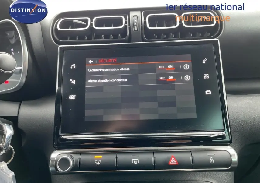 Écran tactile central du tableau de bord du Citroën C3 Aircross 2023, affichant les options de sécurité activées.
