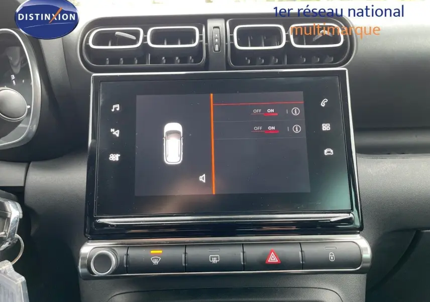 Écran tactile central allumé dans l'habitacle noir du Citroën C3 Aircross 2023, vue de face rapprochée.