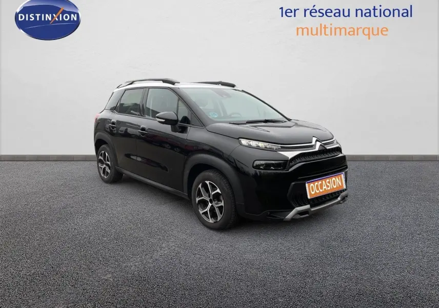 Citroën C3 Aircross noir perle métal en 3/4 avant droit, avec jantes bi-ton et calandre distinctive.