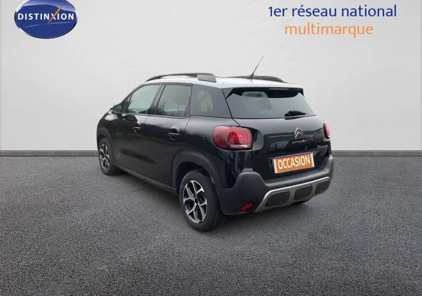 Vue 3/4 arrière droite d'un Citroën C3 Aircross noir perle métal avec jantes bi-ton et feux arrière LED.