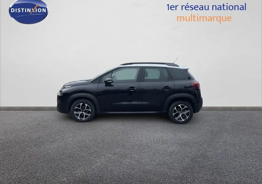 Profil côté gauche d'un Citroën C3 Aircross 2023 noir perle métal avec jantes bi-ton et toit noir.