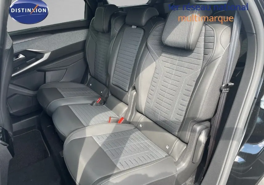 Vue intérieure côté droit sur la banquette arrière en cuir noir et tissu gris du Peugeot 5008 Hybrid 2025 noir métal.