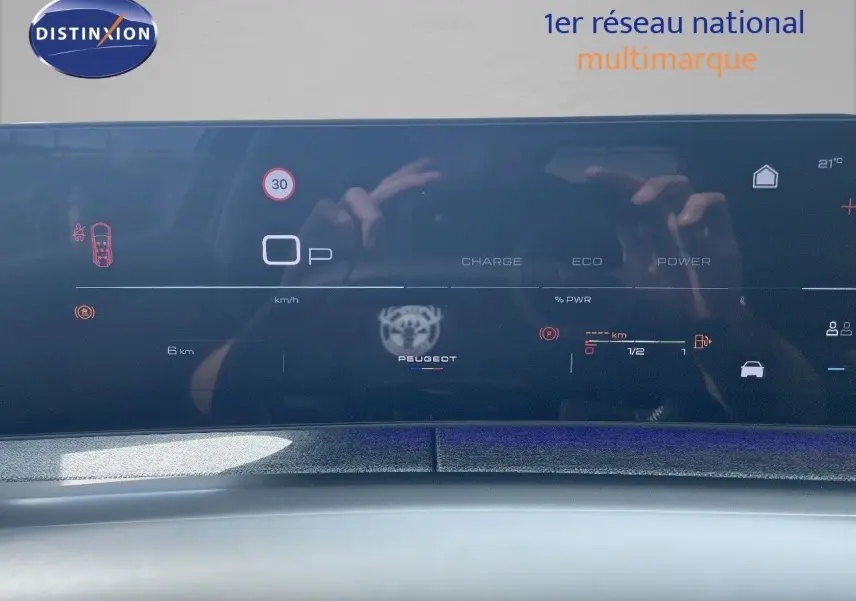 Tableau de bord numérique du Peugeot 5008 Hybrid 136ch GT 2025 affichant vitesse et autonomie, vue intérieure frontale.