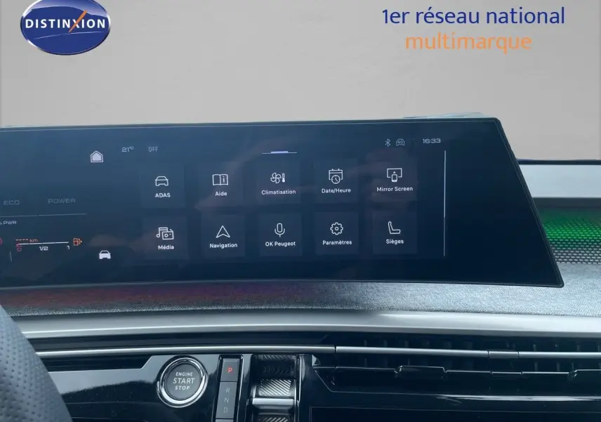 Tableau de bord et écran tactile central du Peugeot 5008 Hybrid 136ch GT 2025, vue intérieure frontale.