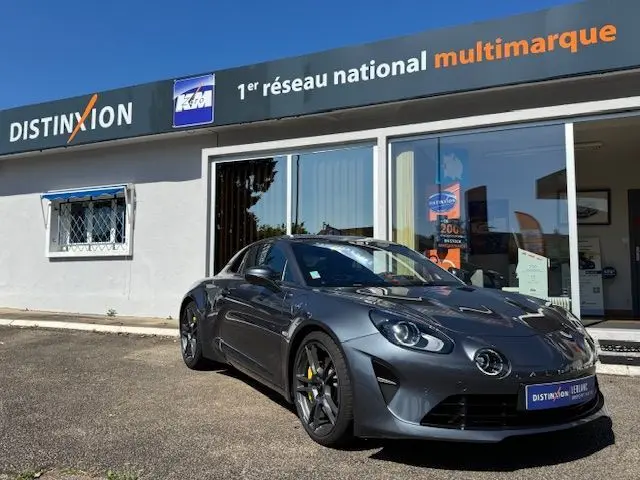 Alpine A110 1.8T 252 Légende gris acier en 3/4 avant droit, jantes 18'' FUCHS et étriers Brembo jaunes visibles