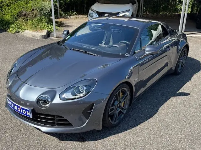 Alpine A110 1.8T 252 Légende gris acier vue 3/4 avant droit avec jantes 18'' Fuchs et étriers Brembo jaunes.