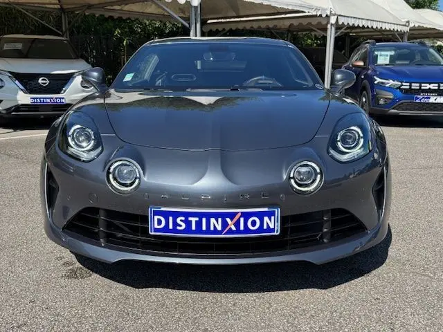 Vue arrière d'une Alpine A110 1.8T 252 Légende gris acier héritage avec diffuseur noir satiné et feu arrière LED à défilement.