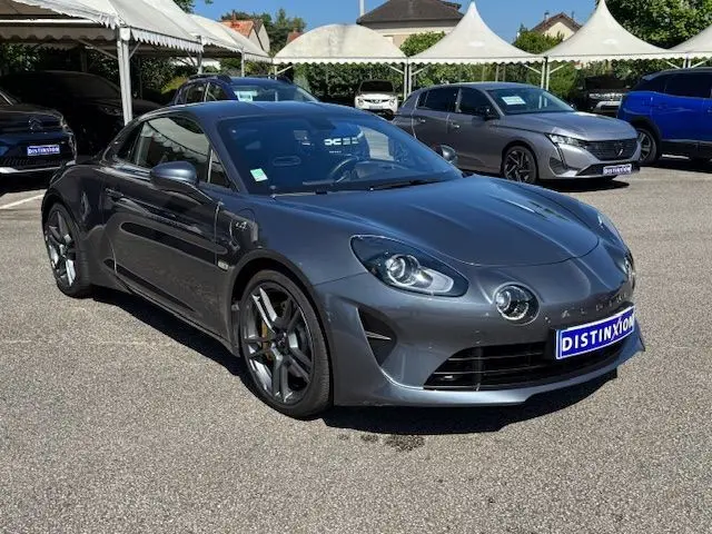 Vue 3/4 arrière droite de l'Alpine A110 1.8T 252 Légende gris acier, jantes 18'' Fuchs et étriers Brembo jaunes visibles.