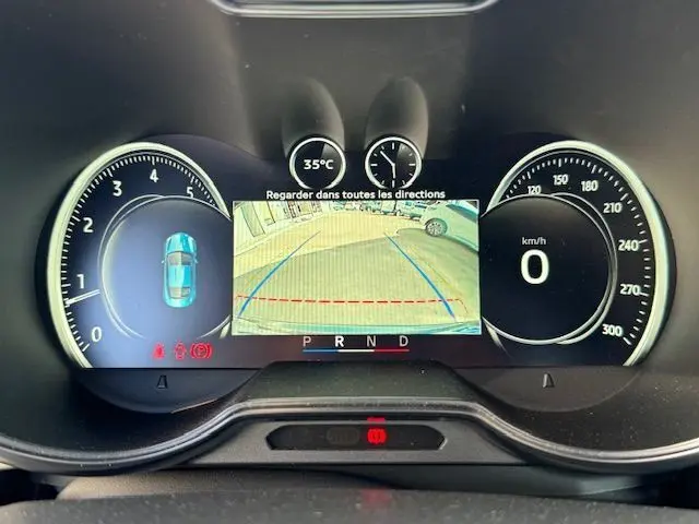 Gros plan sur le siège en cuir noir Sabelt avec logo Alpine chromé, intérieur d'une Alpine A110 gris acier Heritage 2021.