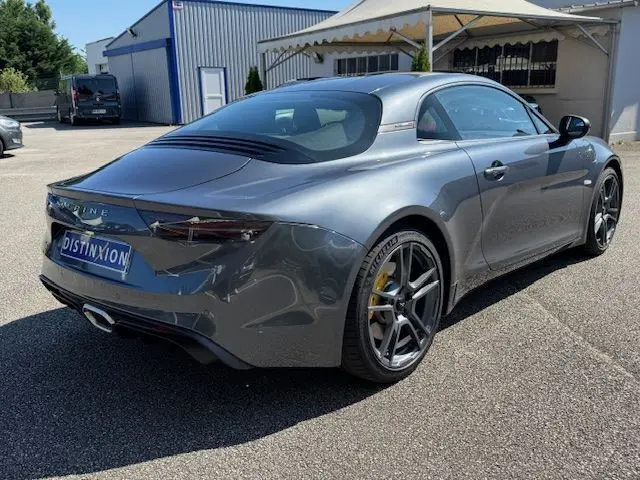 Vue 3/4 arrière droite d'une Alpine A110 1.8T 252 Légende gris acier avec jantes 18'' Fuchs et étriers Brembo jaunes.