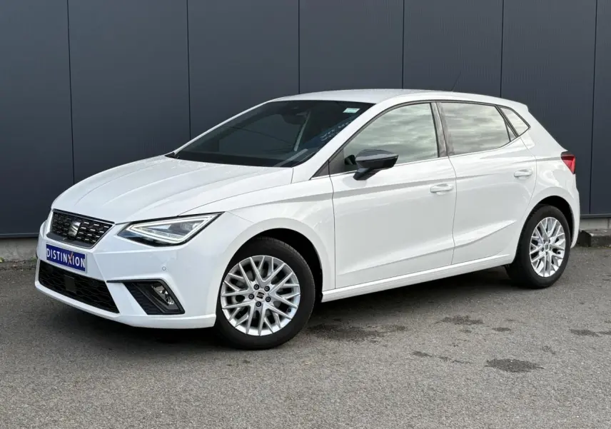 SEAT Ibiza TSI 115 Xcellence blanc vue 3/4 avant droit avec jantes alliage et phares LED triangulaires
