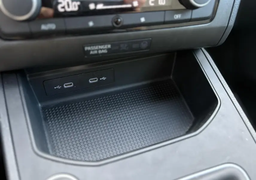 Gros plan sur la console centrale noire de la SEAT IBIZA TSI 115 Xcellence 2025, avec ports USB-C et rangement antidérapant.