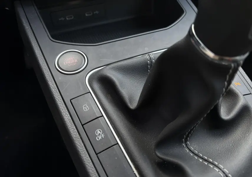 Gros plan sur la console centrale noire de la SEAT IBIZA TSI 115 Xcellence 2025 avec boîte manuelle et bouton start/stop.