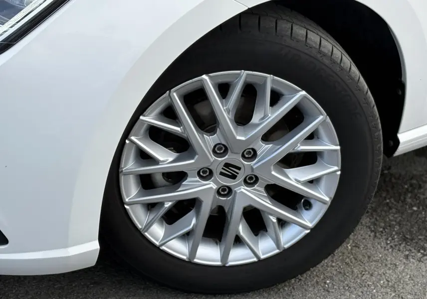 Gros plan sur la jante alliage 16 pouces argentée côté avant droit d'une SEAT Ibiza blanche 2025.