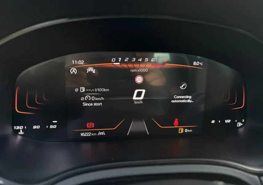 Tableau de bord digital du SEAT IBIZA TSI 115 Xcellence 2025 affichant vitesse, régime moteur et alertes.