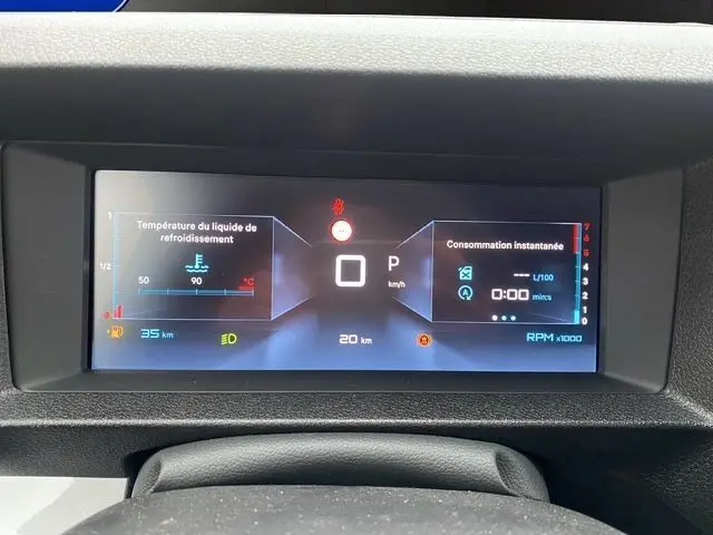 Écran numérique du tableau de bord du Citroën Jumpy blanc, affichant température liquide refroidissement et consommation instantanée.