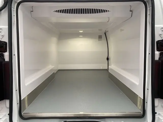 Vue intérieure arrière du Citroën Jumpy XL frigo blanc, montrant l'espace de chargement isolé et lumineux.
