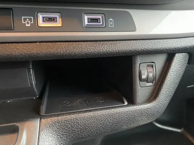 Gros plan sur la console centrale noire du Citroën Jumpy XL 2025, montrant ports USB et commande de siège chauffant.