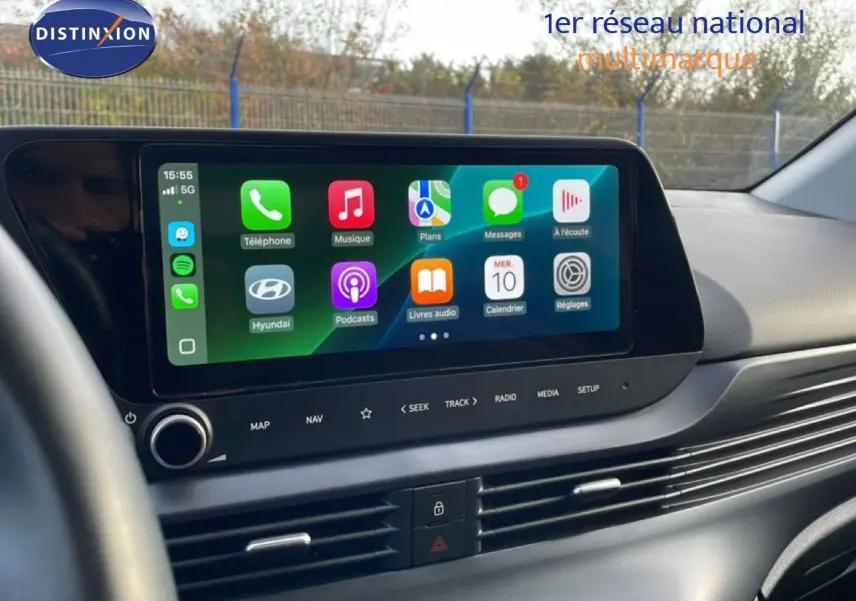 Vue intérieure du tableau de bord de la Hyundai i20 2025, écran tactile affichant les applications connectées.