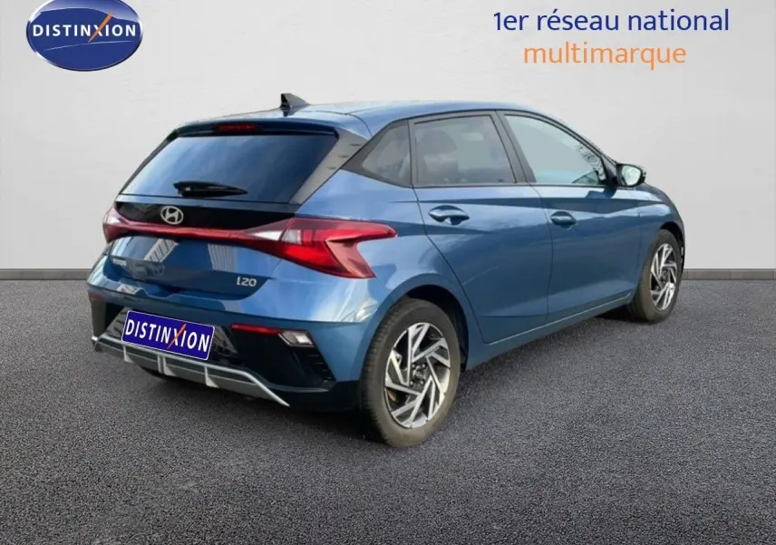 Vue 3/4 arrière droite d'une Hyundai i20 2025 bleu vibrant metal avec feux LED et jantes alliage distinctives.