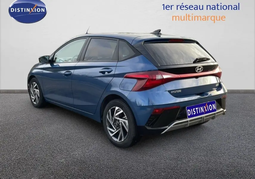 Vue 3/4 arrière droite d'une Hyundai i20 2025 Bleu Vibrant Metal avec feux LED et jantes alliage distinctives.
