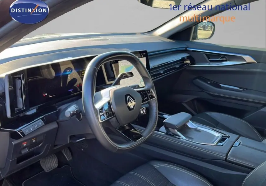 Vue intérieure côté conducteur du Renault Austral 2023 noir étoile métal, avec tableau de bord numérique et écran central tactile.