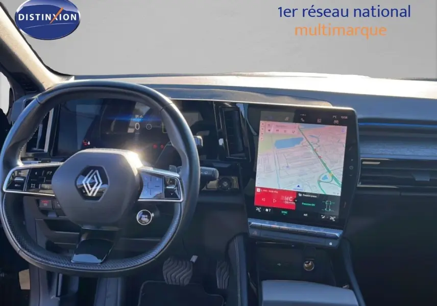 Vue intérieure du tableau de bord du Renault Austral noir étoile métal 2023, avec écran tactile central affichant la navigation.